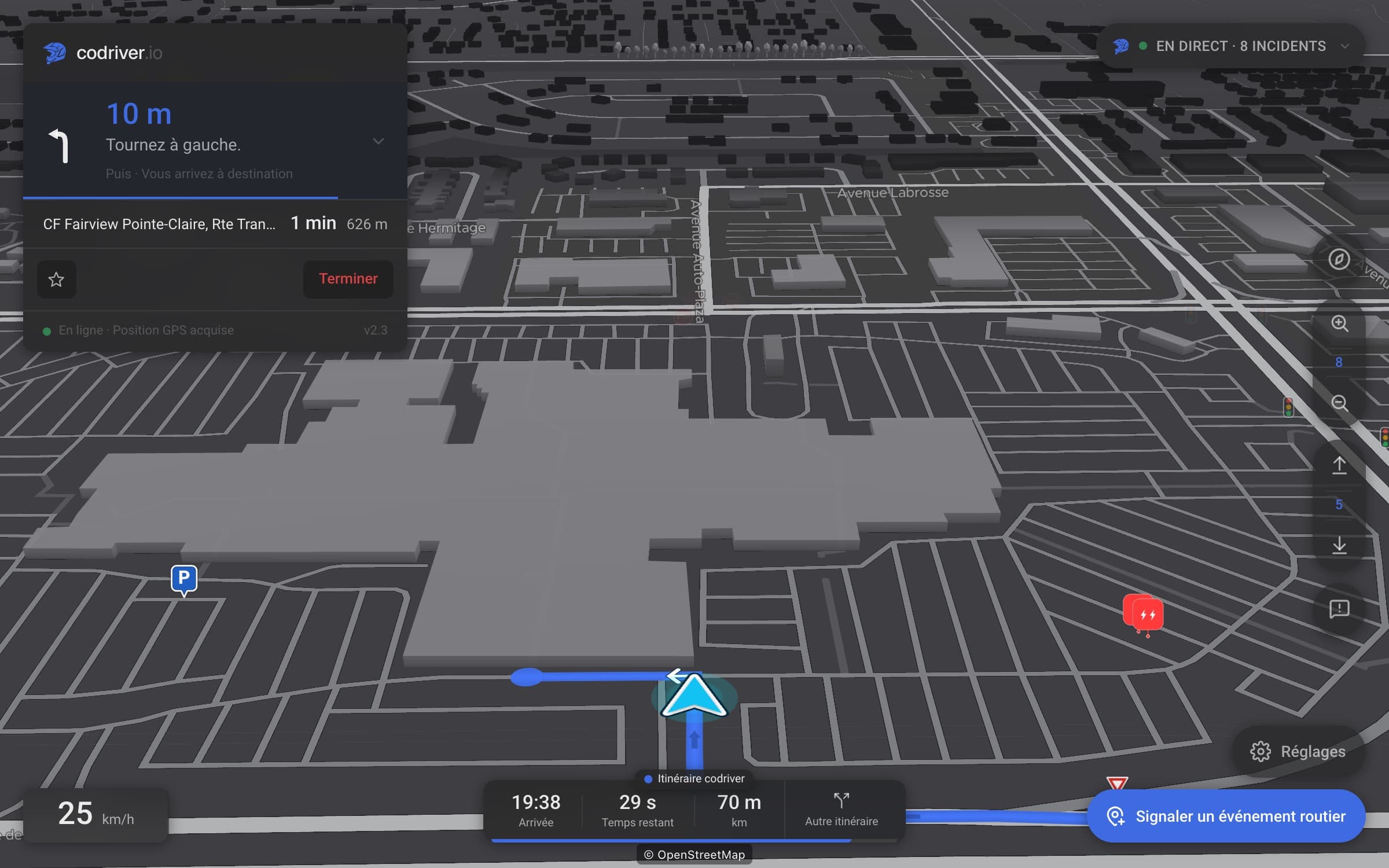 Une carte 3D inclinée, de nuit, à l’arrivée au CF Fairview Pointe-Claire : l’itinéraire bleu longe le centre commercial et se termine par un disque à son entrée, un repère P se trouve dans le stationnement des clients, et la carte de virage indique Tournez à gauche, puis Vous arrivez à destination.
