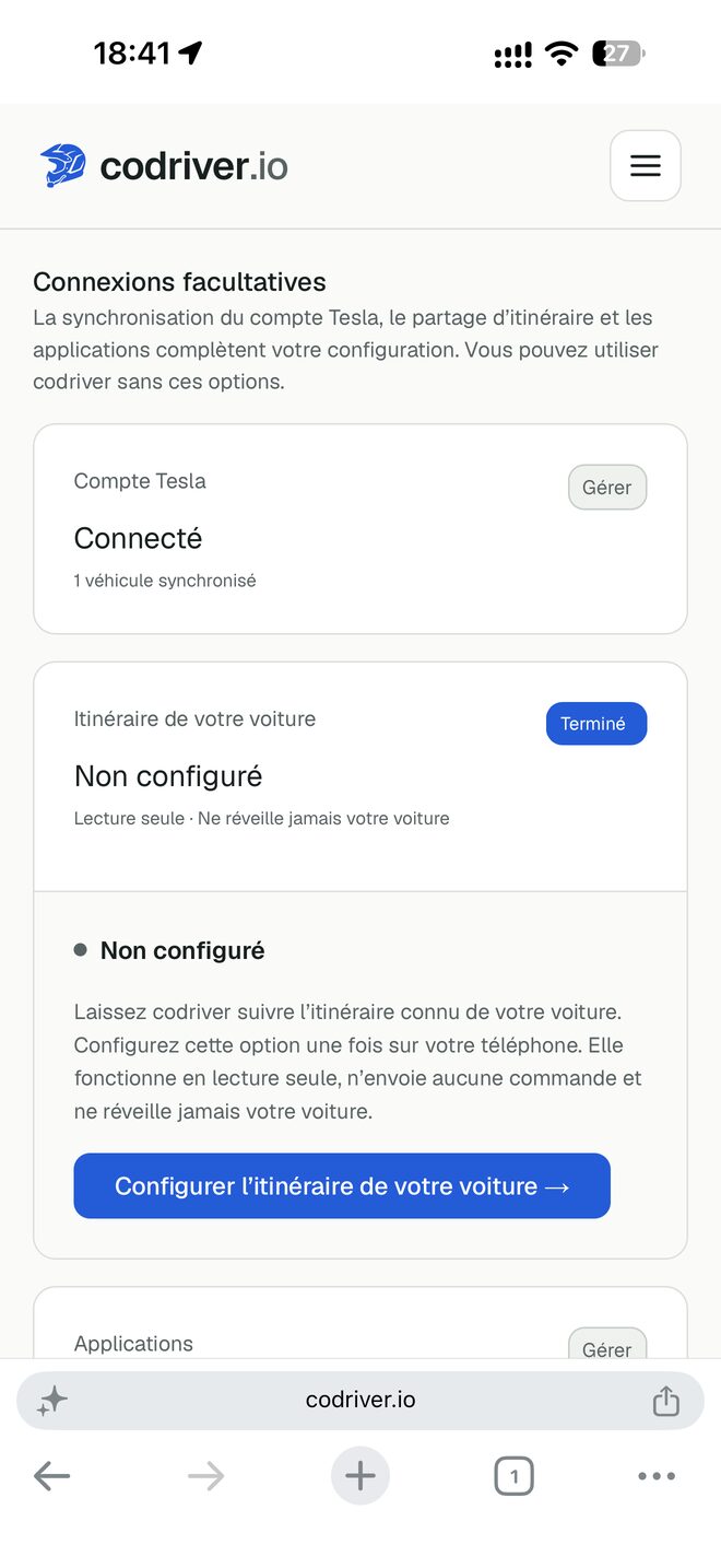 La page du compte sur un téléphone : la carte Compte Tesla indique Connecté, et la carte Itinéraire de votre voiture indique Non configuré avec un bouton Configurer l’itinéraire de votre voiture