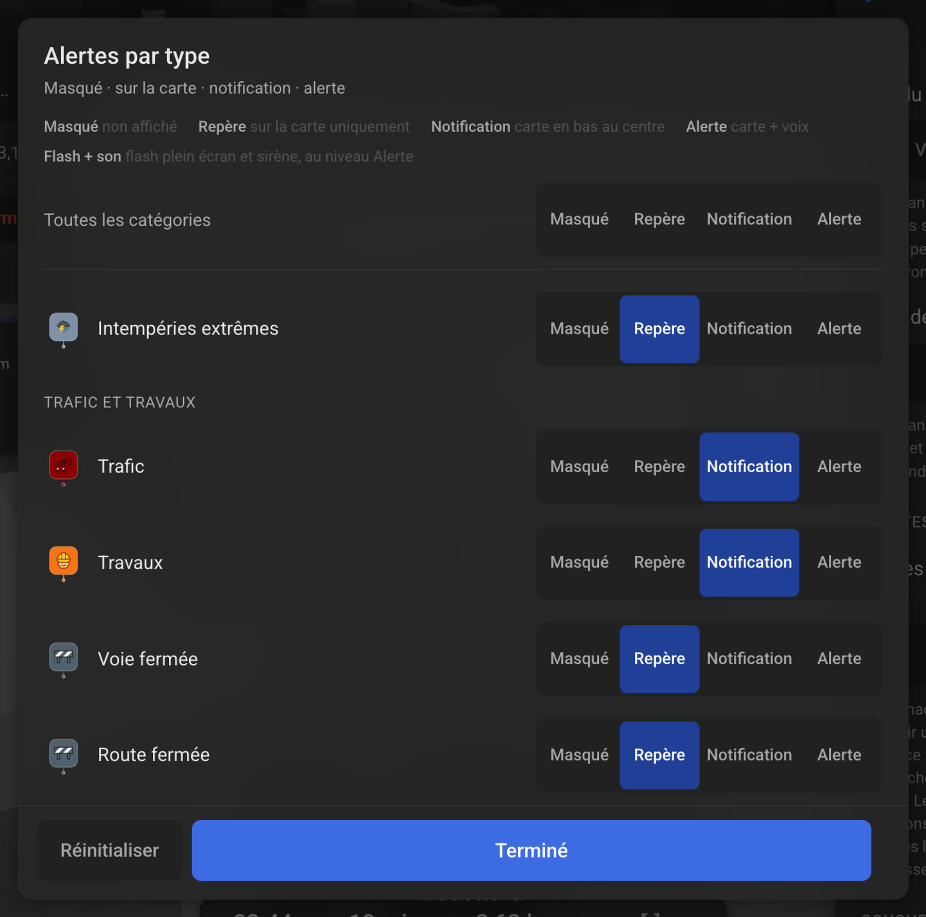 La fenêtre « Alertes par type » sur un écran Tesla : chaque type d’événement réglé sur Masqué, Repère, Notification ou Alerte, ici sur le trafic, les travaux et la météo.