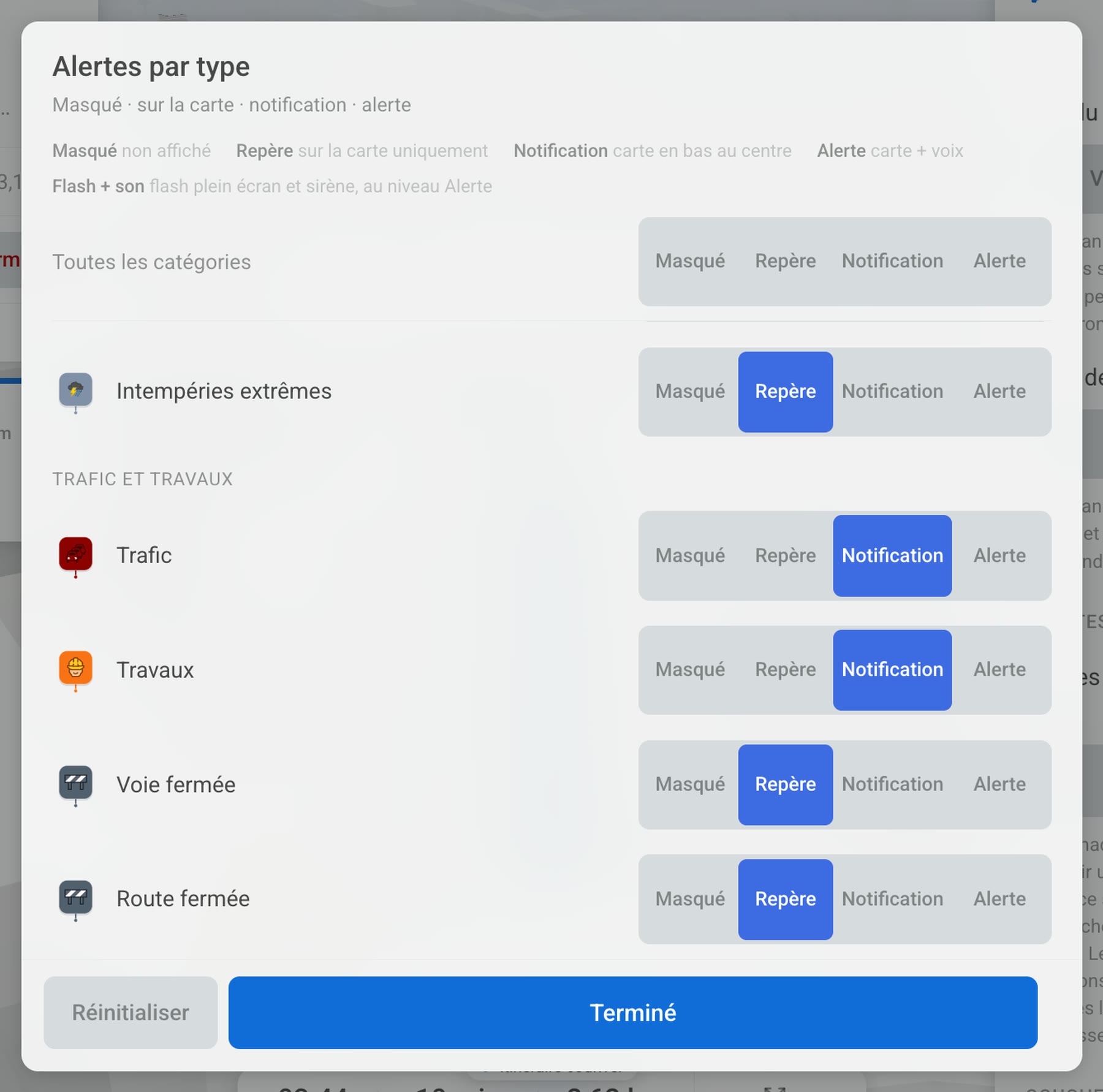 La fenêtre « Alertes par type » sur un écran Tesla : chaque type d’événement réglé sur Masqué, Repère, Notification ou Alerte, ici sur le trafic, les travaux et la météo.
