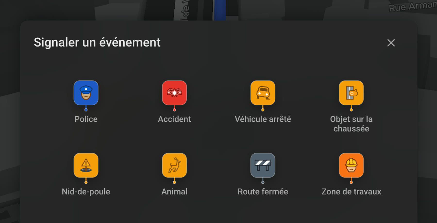 La fenêtre de signalement ouverte sur un écran Tesla, avec huit types signalables en un geste : Police, Accident, Véhicule arrêté, Objet sur la chaussée, Nid-de-poule, Animal, Route fermée et Zone de travaux.