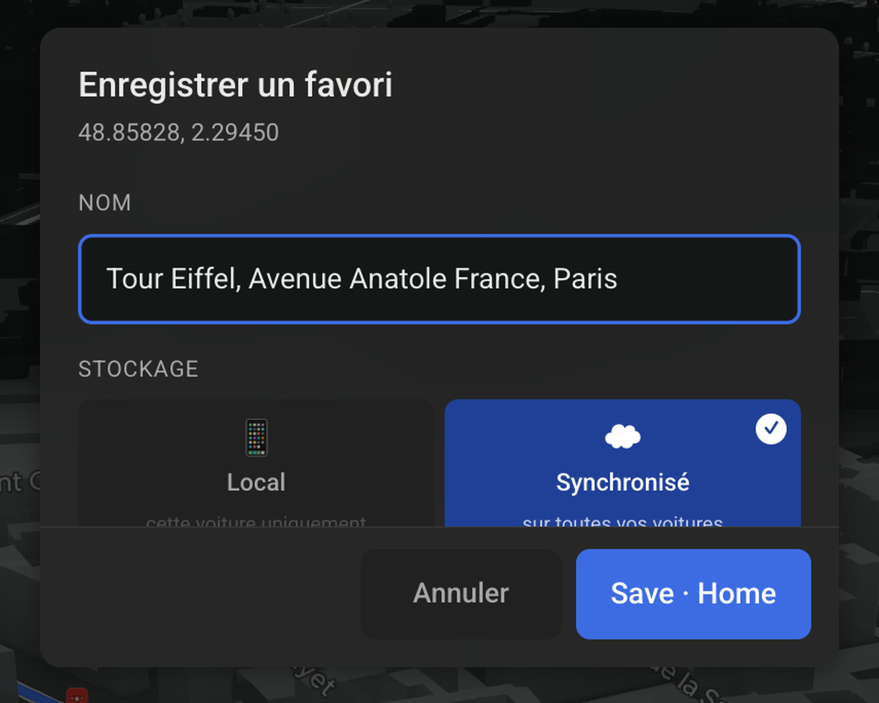 La fenêtre d’enregistrement d’un favori sur un écran Tesla : le nom déjà rempli à partir de l’adresse, et le choix entre le garder sur cette voiture ou le synchroniser sur toutes.