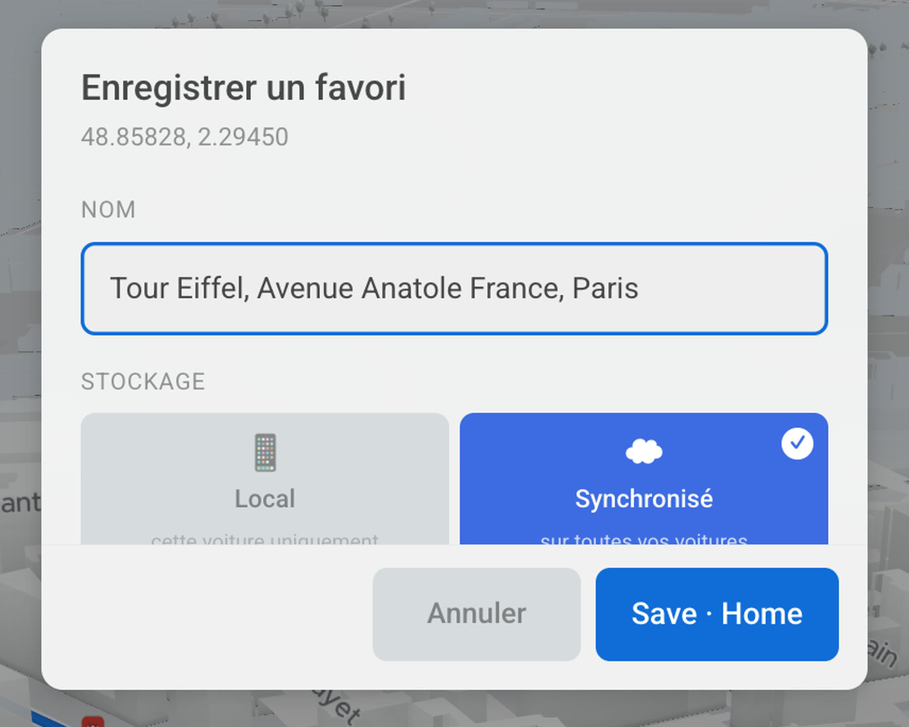 La fenêtre d’enregistrement d’un favori sur un écran Tesla : le nom déjà rempli à partir de l’adresse, et le choix entre le garder sur cette voiture ou le synchroniser sur toutes.