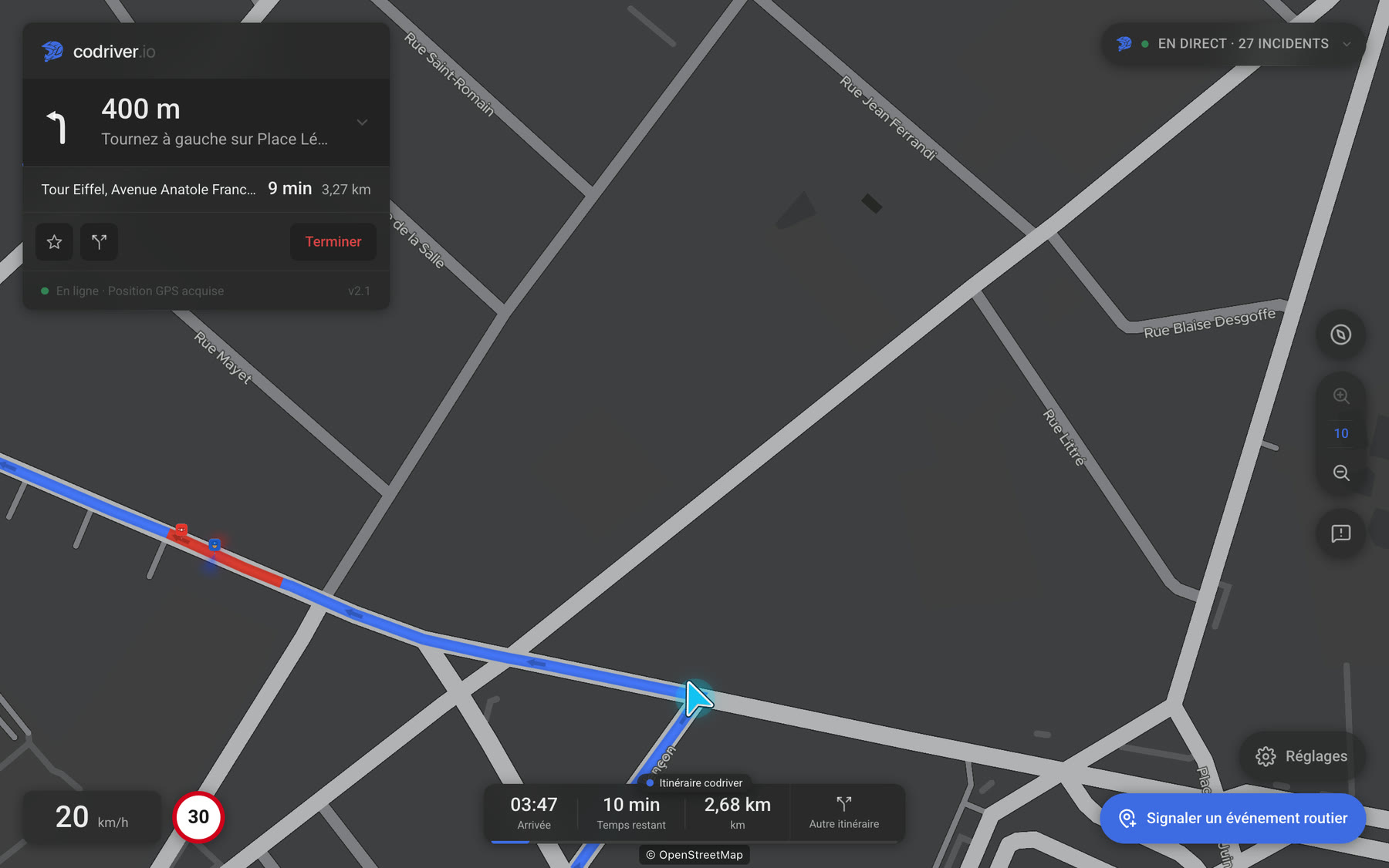 La carte codriver en vue Suivi sur l’écran d’une Tesla, en cours d’itinéraire, la voiture sur sa ligne et les noms de rue posés le long des voies.